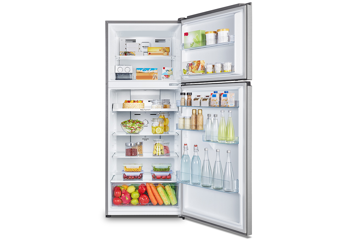 Απεικονίζεται το ψυγείο ανοιχτό γεμάτο τρόφιμα.